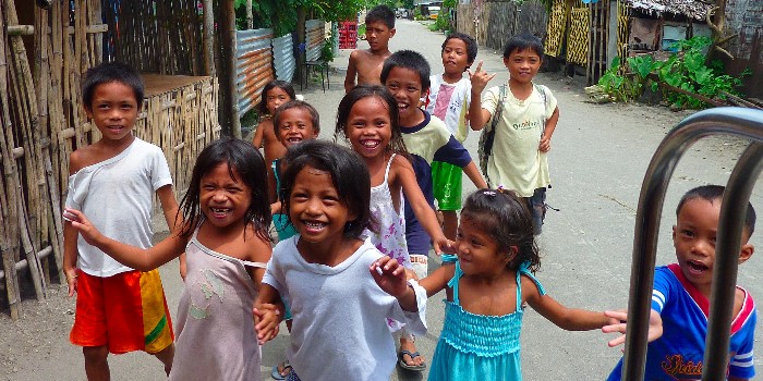 Family Volunteering in the Philippines - Community Child Support